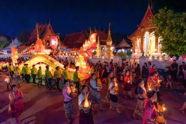 LUANG PRABANG, LAOS - 14 Ekim 2019: Budist ödünç gün sonunda Laos, Luang Prabang fener festivali için geçit töreni