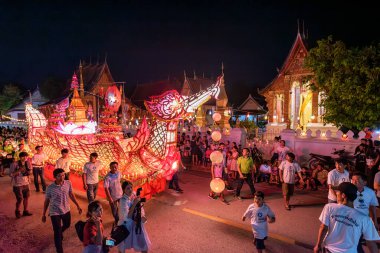 LUANG PRABANG, LAOS - 14 Ekim 2019: Budist ödünç gün sonunda Laos, Luang Prabang fener festivali için geçit töreni