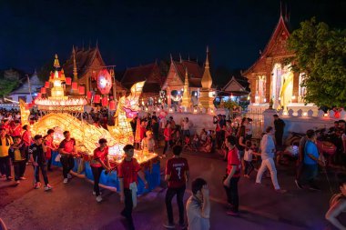 LUANG PRABANG, LAOS - 14 Ekim 2019: Budist ödünç gün sonunda Laos, Luang Prabang fener festivali için geçit töreni