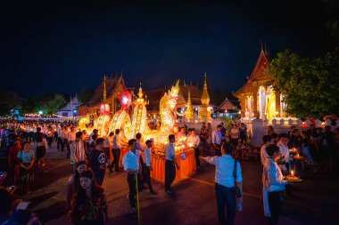 LUANG PRABANG, LAOS - 14 Ekim 2019: Budist ödünç gün sonunda Laos, Luang Prabang fener festivali için geçit töreni