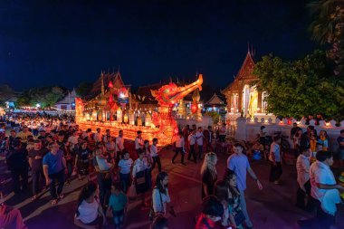 LUANG PRABANG, LAOS - 14 Ekim 2019: Budist ödünç gün sonunda Laos, Luang Prabang fener festivali için geçit töreni