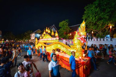 LUANG PRABANG, LAOS - 14 Ekim 2019: Budist ödünç gün sonunda Laos, Luang Prabang fener festivali için geçit töreni