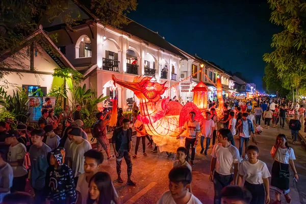 stock image LUANG PRABANG, LAOS - OCTOBER 14, 2019: Parade the lamp for the lantern festival at the end of Buddhist lent day at Luang Prabang, Laos