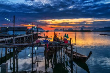 Tayland 'ın Phang Nga bölgesindeki balıkçı Sam Chong Tai köyünde güzel bir manzara. Sam Chong Tai köyü Tayland 'ın güneyinde ünlü bir turistik merkezdir..