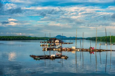 Tayland 'ın Phang Nga bölgesindeki balıkçı Sam Chong Tai köyünde güzel bir manzara. Sam Chong Tai köyü Tayland 'ın güneyinde ünlü bir turistik merkezdir..