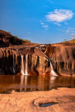Tham Phra Şelalesi ya da Tham Phra Phu Wua Şelalesi Seka Bölgesi, Bueng Kan Bölgesi, Tayland. Yazın çok az su olacak..