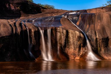 Tham Phra Şelalesi ya da Tham Phra Phu Wua Şelalesi Seka Bölgesi, Bueng Kan Bölgesi, Tayland. Yazın çok az su olacak..