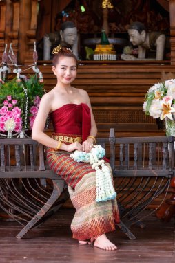 Geleneksel Kuzey Tayland kültürü kostümü giymiş Taylandlı bir kadın. Tayland kimlik kültürü