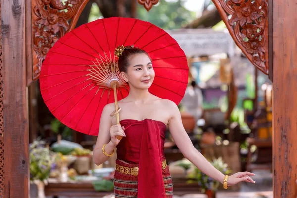 Femme Thaïlandaise Vêtue Costume Traditionnel Culture Nord Thaïlande Tenant Parapluie — Photo