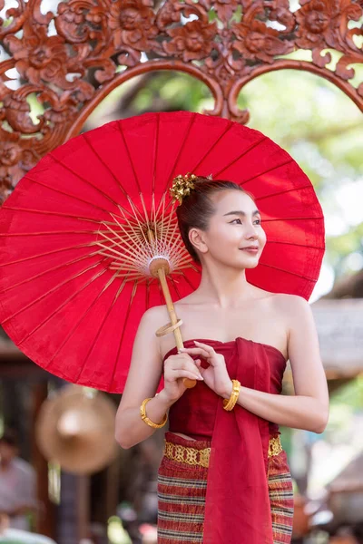 伝統的なタイ北部の文化衣装を着たタイ人女性が紙の傘を持っている タイのアイデンティティ文化 — ストック写真
