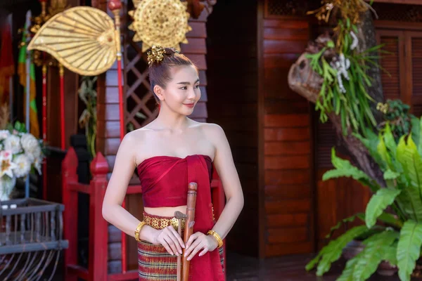 Taylandlı Kadın Geleneksel Kuzey Tayland Kültürü Kostümü Tayland Müzik Enstrümanları — Stok fotoğraf