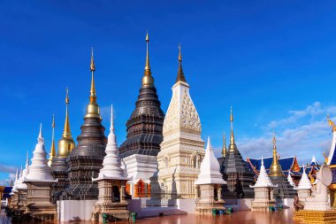 Den Salee Sri Muang Gan Tapınağı ya da Wat Ban Den manzarası. Güzel tapınak, Tayland 'ın kuzeyinde, Chiang Mai, Mae Tang bölgesinde ünlü bir yerdir..  