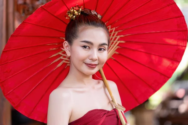 Tajka Kobieta Ubrana Tradycyjny Kostium Kultury Północnej Tajlandii Trzymając Papierowy — Zdjęcie stockowe