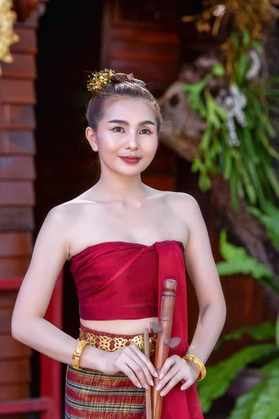 Thailändsk Kvinna Klädd Traditionell Nordthailändsk Kulturdräkt Med Thailändska Musikinstrument Thailands — Stockfoto