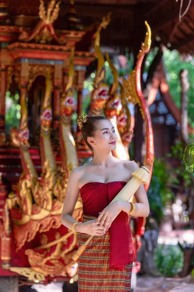 Thailänderin Traditioneller Nordthailändischer Kulturtracht Mit Papierschirm Thailändische Identitätskultur — Stockfoto