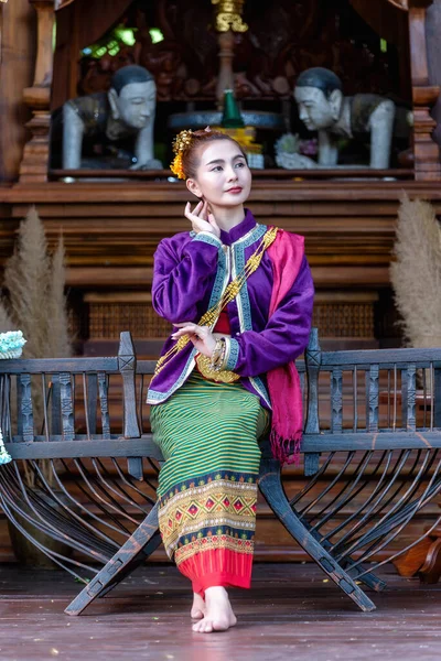 Thailändsk Kvinna Klädd Traditionell Nordthailändsk Kulturdräkt Thailands Identitetskultur — Stockfoto