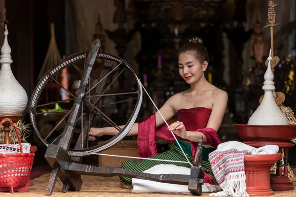 Geleneksel Kuzey Tayland Kültürü Kostümü Giymiş Taylandlı Kadın Iplik Örüyor — Stok fotoğraf