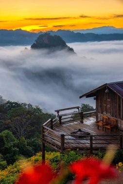 Sabah sisi Baan Jabo, Tayland 'ın Mae Hong Son bölgesindeki en çok turistin uğradığı yer. Baan Jabo Tayland 'ın en harika sislerinden biri..