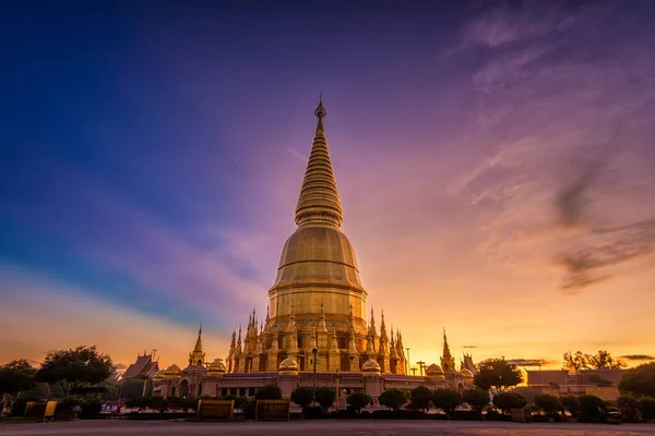 这座塔的名字是Phra Mahathat Chedi Wiang Chai 位于泰国兰洪省李县 这是泰国北部人民的一个礼拜场所 — 图库照片