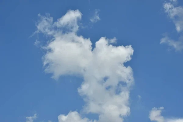 Nuvens Brancas Contra Céu Azul Para Fundo Nuvens Brancas Macias — Fotografia de Stock