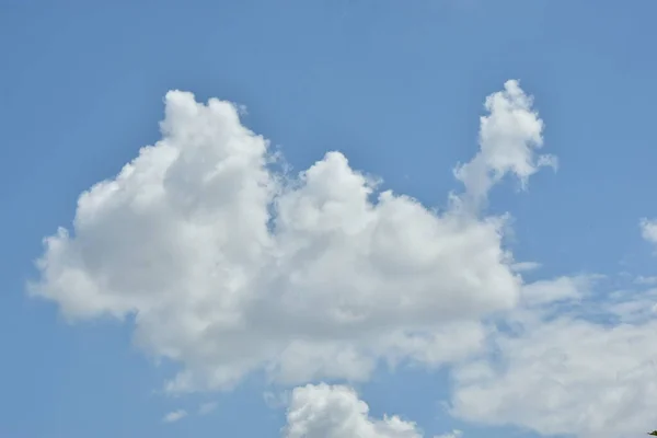 Λευκά Σύννεφα Εναντίον Του Μπλε Ουρανού Για Ένα Υπόβαθρο Φουντωτά — Φωτογραφία Αρχείου