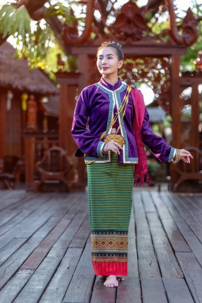 Femme Thaïlandaise Vêtue Costume Culturel Traditionnel Nord Thaïlande Culture Identitaire — Photo