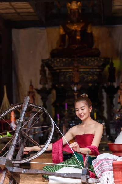 Geleneksel Kuzey Tayland Kültürü Kostümü Giymiş Taylandlı Kadın Iplik Örüyor — Stok fotoğraf