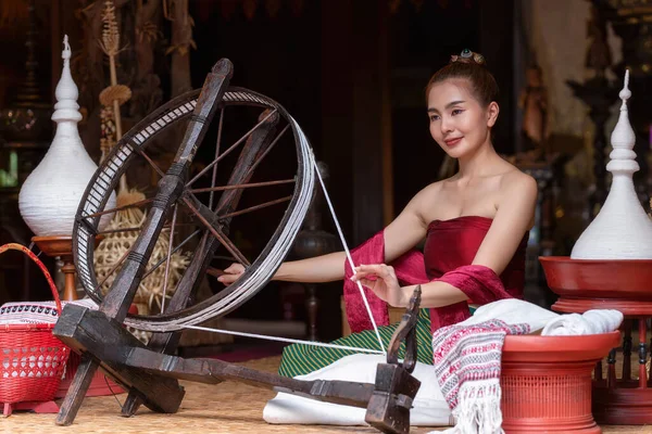 Femme Thaïlandaise Vêtue Costume Traditionnel Culture Nord Thaïlande Filature Fil — Photo