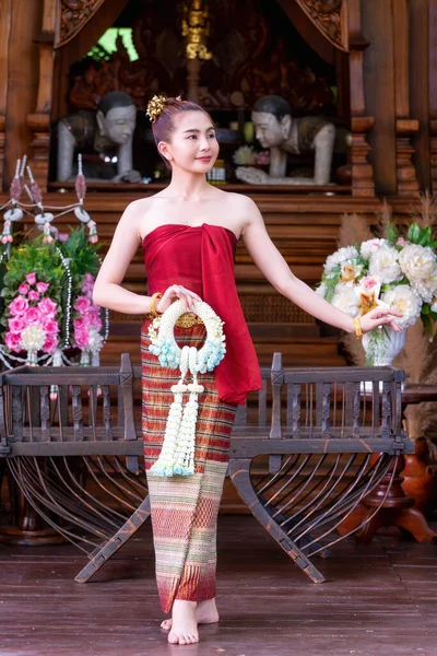泰国妇女穿着传统的泰国北部文化服装 泰国的身份文化 — 图库照片