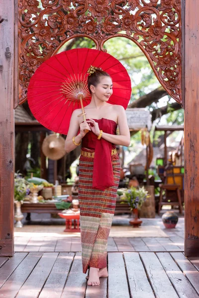 Geleneksel Kuzey Tayland Kültürü Kostümü Giymiş Elinde Kağıt Şemsiyeyle Taylandlı — Stok fotoğraf