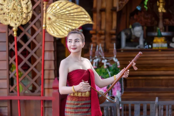 Taylandlı Kadın Geleneksel Kuzey Tayland Kültürü Kostümü Tayland Müzik Enstrümanları — Stok fotoğraf