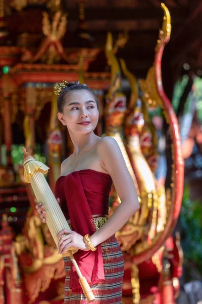 Geleneksel Kuzey Tayland Kültürü Kostümü Giymiş Elinde Kağıt Şemsiyeyle Taylandlı — Stok fotoğraf