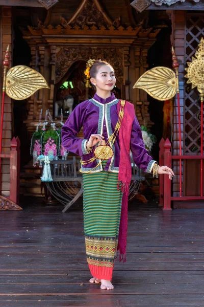 Mujer Tailandesa Vestida Con Traje Tradicional Cultura Del Norte Tailandia —  Fotos de Stock