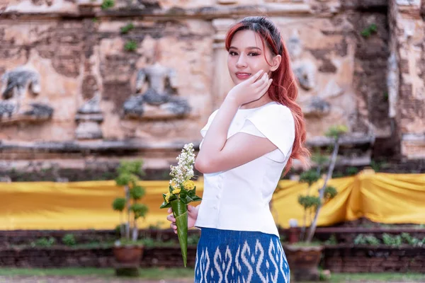 Młode Azjatki Ubrane Tradycyjne Stroje Odwiedzają Starą Świątynię Tajlandii Turystyka — Zdjęcie stockowe
