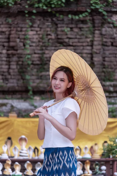 Jóvenes Mujeres Asiáticas Vestidas Con Trajes Tradicionales Visitan Antiguo Templo — Foto de Stock