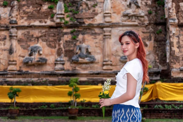 Jóvenes Mujeres Asiáticas Vestidas Con Trajes Tradicionales Visitan Antiguo Templo — Foto de Stock