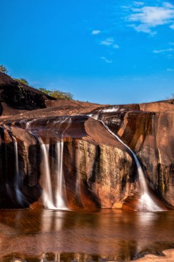 Tham Phra Şelalesi ya da Tham Phra Phu Wua Şelalesi Seka Bölgesi, Bueng Kan Bölgesi, Tayland. Yazın çok az su olacak..