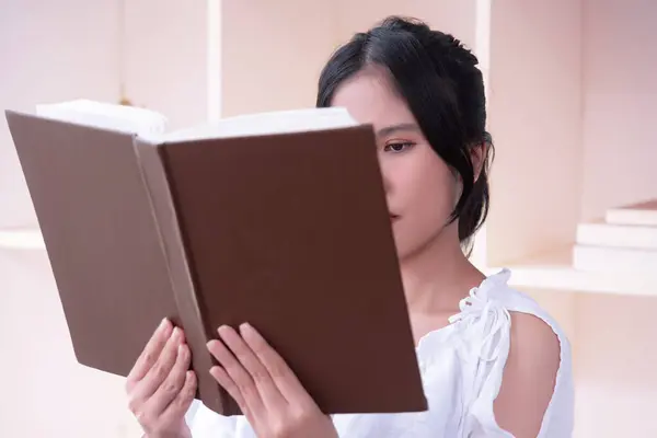 Ασιάτισσα Κρατάει Και Διαβάζει Βιβλίο Γυναίκα Απολαμβάνοντας Ανάγνωση Ενός Βιβλίου — Φωτογραφία Αρχείου