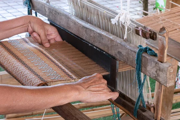 Tejido Tradicional Algodón Hecho Mano Telar Madera Manual Tailandia Cerca —  Fotos de Stock