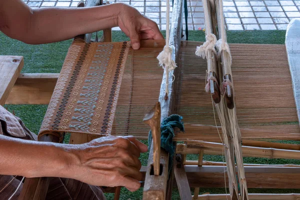 タイの手仕事の木の織機で手作りの綿の伝統的な織物 閉じるまで手作りの伝統的な織物成熟したアジアの女性 — ストック写真