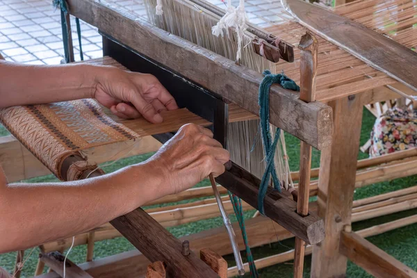 Tejido Tradicional Algodón Hecho Mano Telar Madera Manual Tailandia Cerca —  Fotos de Stock