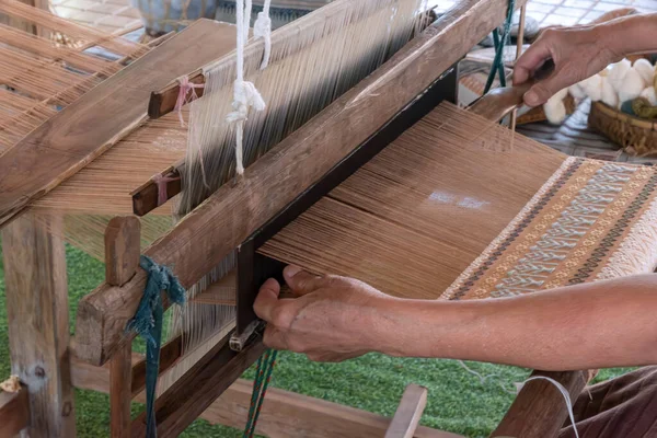 Das Traditionelle Weben Von Handgemachter Baumwolle Auf Dem Handwebstuhl Thailand — Stockfoto