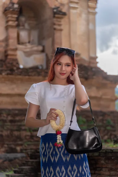 Młode Azjatki Ubrane Tradycyjne Stroje Odwiedzają Starą Świątynię Tajlandii Turystyka — Zdjęcie stockowe