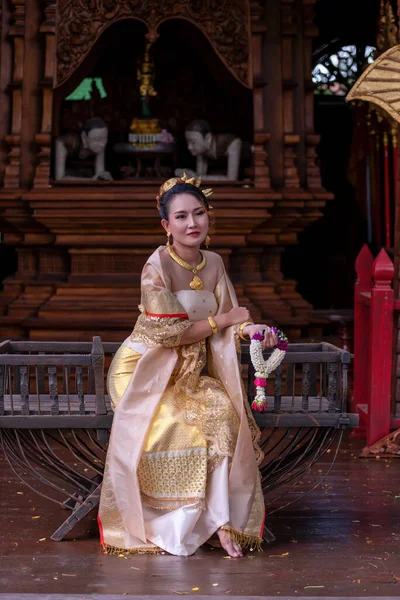 Tajskie Kobiety Ubrane Tradycyjne Tajlandzkie Stroje Kulturalne Kultura Tożsamości Tajlandii — Zdjęcie stockowe
