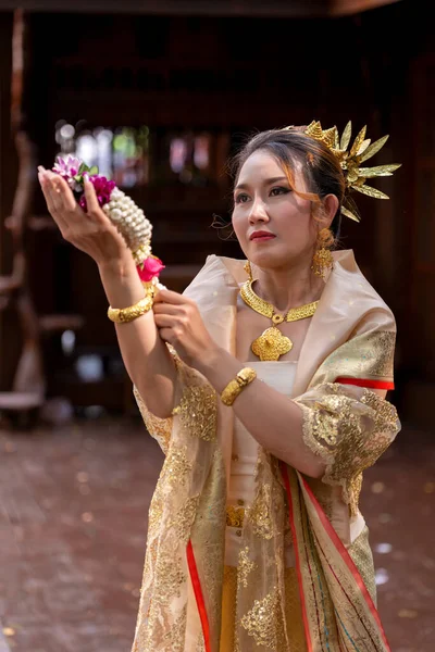 タイの伝統的な文化衣装を着たタイ人女性 タイのアイデンティティ文化 — ストック写真