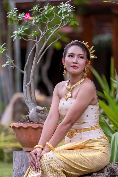 タイの伝統的な文化衣装を着たタイ人女性 タイのアイデンティティ文化 — ストック写真