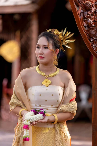 Ταϊλανδέζες Ντυμένες Παραδοσιακές Ταϊλανδέζες Πολιτιστικές Στολές Ταυτότητα Κουλτούρα Της Ταϊλάνδης — Φωτογραφία Αρχείου