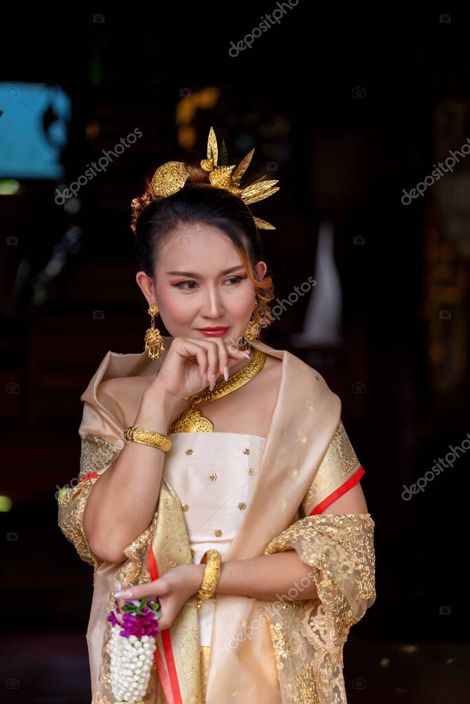 Donne Tailandesi Vestite Con Costumi Culturali Tradizionali Thailandesi  Cultura Dell'identità - Foto Stock: Foto, Immagini © nuwatphoto 667935170 |  Depositphotos