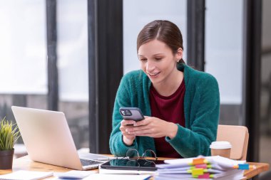 İş kadınları ofiste akıllı telefon kullanırdı. İş gündelik konsepti.