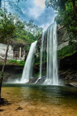 Huai Luang veya Bak Teo Şelalesi Phu Chong Na Yoi Ulusal Parkı, Ubonratchathani Tayland. Tropikal ormanda şelale